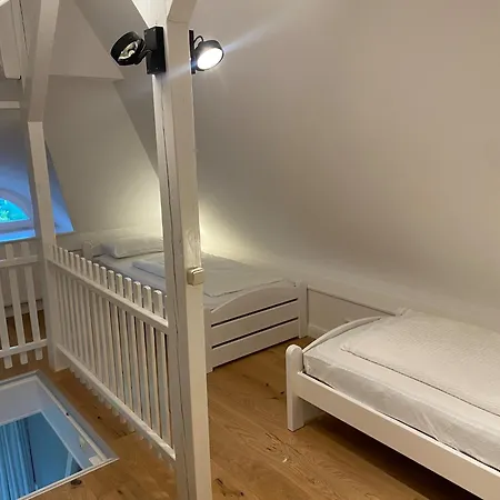Nr 10 Og Spitzboden * Born